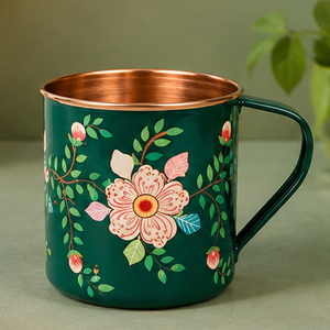 Mug en cuivre violet de luxe, peint à la main, avec un extérieur violet premium orné d'un motif floral traditionnel peint à la main et vibrant. - Product Image 4
