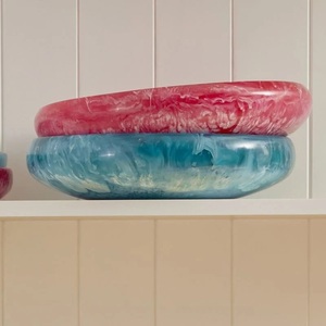 Bol à salade moderne en résine marbrée rouge et rose, fait main, poli, écologique, empilable, compatible lave-vaisselle, vaisselle de service pour fêtes - Product Image 2