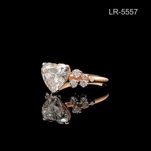 Anillo de Diamante Cultivado en Laboratorio con Corte Corazón de 3.20 CTW, Anillo de Compromiso con Piedras Laterales Florales, Joyería Fina Certificada por IGI - Product Image 4