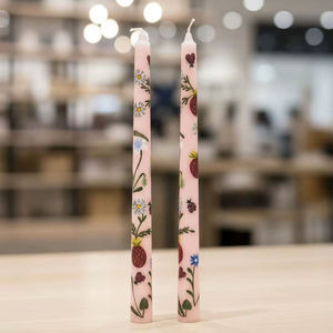 Ensemble de 2 bougies coniques en cire de soja peintes à la main Blush Meadow Berry (sans fumée) pour la décoration intérieure, Noël et anniversaires - Product Image 1