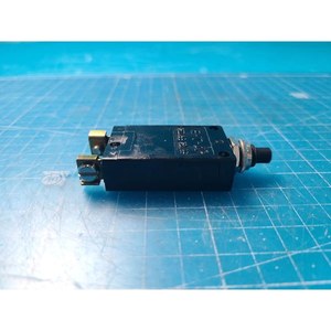 Interruptor de Circuito Térmico E-T-A Tipo 2-5700 2-5700-iG1-K10-DD Usado Como Está, Piezas de Equipos Semiconductores Legados - Product Image 1