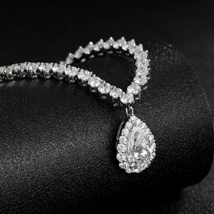 Collar con Colgante de Diamante Creado en Laboratorio, Hecho a Mano, Elegante Pieza Destacada en Oro Blanco de 18k - Product Image 1
