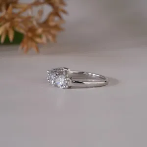 Elegante Anillo de Plata Plateada con Cinco Piedras de Cristal de Corte Redondo para Mujer, Joyería Minimalista para Regalo de Aniversario de Bodas o Compromiso - Product Image 6