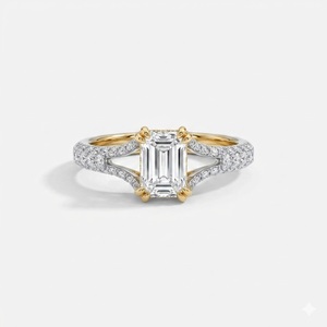 Bague de fiançailles en diamant de laboratoire émeraude, à deux tons, avec tige fendue et accents pavés en or jaune massif 18 carats, alliance de mariage en métaux mixtes - Product Image 1