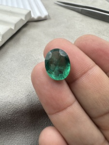 Hermosa Esmeralda Zambiana Natural Facetada de 5.59 quilates, Corte Ovalado, Verde, Gema Suelta para Joyería - Product Image 1