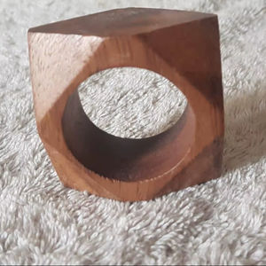 Anneaux de serviette en bois d'acacia naturel sculpté, décoration de mariage écologique pour table à manger, anneaux de serviette faits à la main en vente - Product Image 1