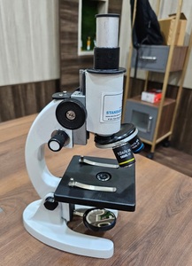 Microscopio Biológico Binocular Estándar de Acero para Estudiantes, Modelo ST01, Fuente de Luz Fluorescente, Aumento de 10x, Enfoque Manual, Pantalla LCD - Product Image 4
