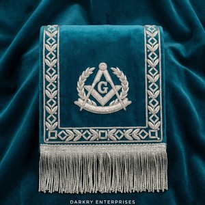Faja Masónica Bordada a Mano con Lingotes de Plata, de Terciopelo Verde Azulado, Regalia Personalizada con Compás Cuadrado y Flecos, Venta al por Mayor - Product Image 1