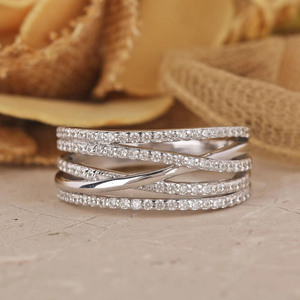 Bague de fiançailles et de mariage demi-éternité en moissanite, taille ronde brillante, croisée, argent sterling 925, sertissage pavé minimaliste - Product Image 1