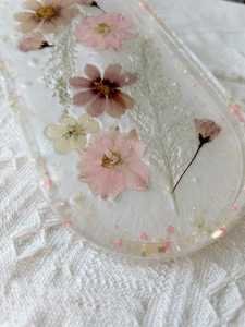 Bandeja de Resina Floral: Flores Secas Prensadas, Decoración Blanco Perla - Product Image 1