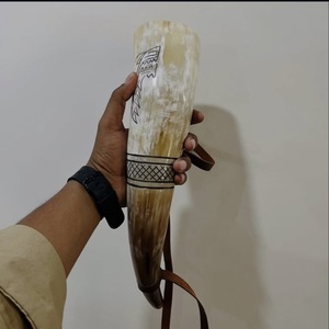 Corne de buffle pour la chasse avec embouchure en cuir, outil de chasse, souvenir de vacances, design personnalisé inspiré de Game of Thrones, très tendance - Product Image 3