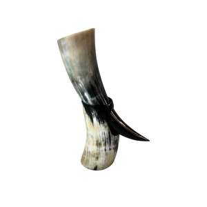 Coupe et support viking en corne de buffle sculptée vintage : Ensemble de vaisselle médiévale - Product Image 1