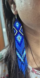Pendientes Elegantes de Calidad, Tejidos a Mano con Cuentas de Plumas Azules, Joyería Bohemia del Suroeste, Ideales para Navidad y Fiestas - Product Image 4