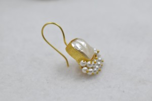 Pendientes colgantes de latón con perlas sintéticas, chapados en oro de 18 quilates, hechos a mano, joyería para mujer para uso diario. - Product Image 6