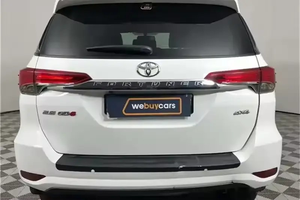 Nuevo Toyota Fortuner Híbrido Turbo SUV 4x4 2024 con Volante a la Izquierda, Asientos de Cuero, Neumáticos R15 y Cámara Trasera - Product Image 2