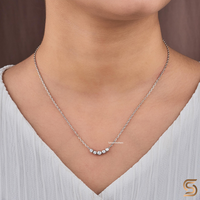 Collier en or blanc massif 10K avec diamants de laboratoire sertis clos, chaîne à cinq pierres, bijou délicat pour le quotidien