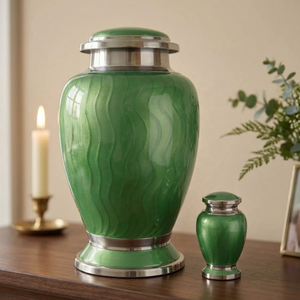 Urna Cilíndrica de Cerámica Verde Eterno, Hecha a Mano, Diseño Moderno y Contemporáneo, 200 Pulgadas Cúbicas, Ecológica para Cremación - Product Image 3