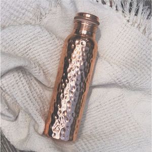 Bouteille d'eau artisanale en cuivre pur, finition martelée, anti-fuite, bienfaits ayurvédiques, récipient en cuivre pour yoga, gym, hôtel - Product Image 5