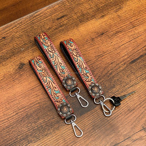 Porte-clés Concho métallique de conception florale en cuir repoussé occidental Porte-clés de bracelet en cuir véritable fait à la main de logo personnalisé pour unisexe - Product Image 4