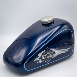 Urna Funeraria de Aluminio para Cenizas Humanas, Estilo Vintage, con Diseño de Tanque de Combustible de Motocicleta Rojo, Logotipo de Ala y Detalles Azules, para Decoración - Product Image 4