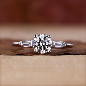 Bague de fiançailles en diamant rond 1 carat, bague solitaire en or blanc avec diamants baguette effilés pour femme - Product Image 1