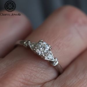 แหวนหมั้นมอสซาไนต์สำหรับผู้หญิง Charm_Jewells เงินแท้ 925 ชุบโรเดียม ดีไซน์ทรงเรขาคณิตคลาสสิก รับรองโดย IGI - Product Image 1