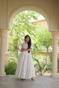 ชุดเดรส Anarkali สีขาวสำหรับผู้หญิง แขนยาว ชุดงานเลี้ยง ชุดพื้นเมือง ชุดงานแต่งงาน ชุดแม็กซี่อินเดียแบบดั้งเดิม - Product Image 4