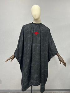 Cape de coiffure Tactus Industries en polyester noir, anti-adhésive, écologique, résistante à l'eau, portable, pour salon de coiffure et barbier - Product Image 1