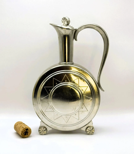 Carafe à eau en métal poli brillant, faite à la main, design personnalisé, avec pieds en forme de roue, pour la maison et la cuisine - Product Image 1