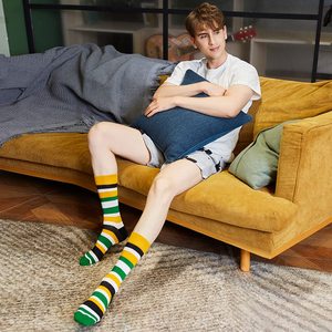 Chaussettes graphiques imprimées, chaussettes de mode à motif personnalisé, designs audacieux pour hommes et femmes, style décontracté et sportif, collection printemps - Product Image 2