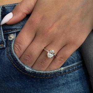 Anillo de Compromiso con Corte Ovalado de 2 Quilates _ Anillo de Diamante Cultivado en Laboratorio con Certificado IGI _ Oro Blanco de 14K _ Engaste Estilo Tulipán - Product Image 1