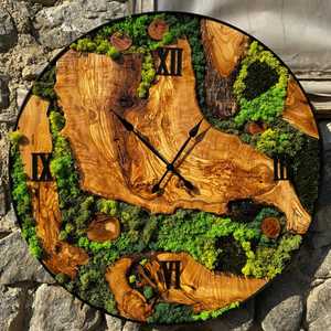 นาฬิกาแขวนผนังขนาดใหญ่ทำมือจากไม้มะกอกและมอส ตกแต่งด้วยงานศิลปะสีเขียวแบบชนบทพร้อมกรอบสีดำ - Product Image 2