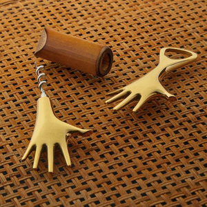 Abridor de botellas único en forma de mano dorada, fundido en metal de calidad, perfecto para bares modernos, fiestas en la playa y regalos creativos para bodas. - Product Image 3