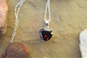 Colgante de Diamante Negro con Corte Corazón, Cadena de Plata, Joyería Clásica para Mujer, Uso Diario - Product Image 2