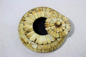 Boîte de rangement pour tabac en os de chameau faite à la main, boîte décorative en os incrusté, accessoires de fumage rustiques - Product Image 6