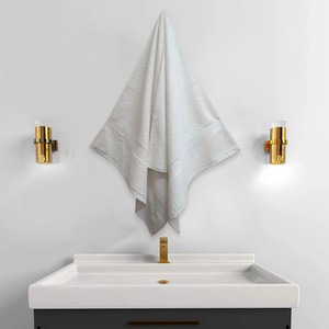 Serviette de bain en coton 100% pur, très demandée, 550 GSM, blanche, en tissu éponge, douce, épaisse, durable, hautement absorbante, disponible à la vente - Product Image 1
