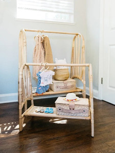 Perchero para ropa de niños y muñecas, hecho a mano con ratán natural, muebles para dormitorio infantil. - Product Image 2