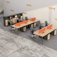 Poste de travail de bureau commercial rectangulaire moderne pour quatre personnes avec dessus imitation bois, écrans orange et meubles de rangement sur pieds
