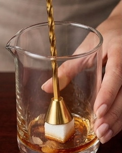 Agitador de cócteles dorado de primera calidad, herramienta de barra minimalista, cuchara mezcladora de metal para mezclar cócteles, diseño duradero - Product Image 2