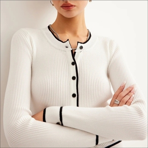 Cardigan unisexe universitaire à col rond, brodé, tricoté, patchwork, à lacets, noir et or, avec logo personnalisé, tendance hiver - Product Image 3