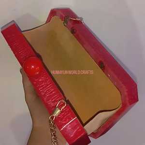 Elegante bolso de mano rojo de resina con adornos florales de cristal y cadena dorada, hecho a mano para bodas y fiestas. - Product Image 4