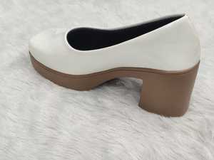 Escarpins blancs élégants à talon carré pour femme, à bout pointu, à enfiler, pour tenue de soirée ou de bureau, vente en gros et export. - Product Image 2