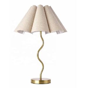 Lámpara de Mesa de Metal de Diseño Mid-Century con Acabado Dorado, Ecológica y Decorativa para Sala de Estar y Dormitorio - Product Image 3