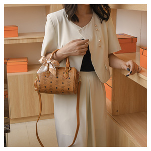 Bolso Boston Clásico Retro de Moda - Bolso de Hombro Multiusos Duradero con Correa Única y Cierre de Cremallera para Compras y Actividades al Aire Libre - Product Image 6