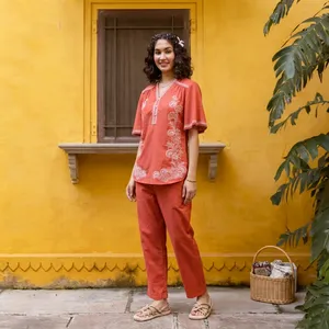 Conjunto de 2 Piezas para Mujer, Estilo Bohemio, Color Coral, Bordado Floral, Manga Corta, Cuello en V, Pantalones Holgados de Algodón, Ropa de Primavera/Verano - Product Image 2
