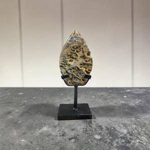 Jaspe Mamba noir naturel poli à la flamme, sculpté à la main, 12,5 cm avec support en fer, cristaux Feng Shui, pierre de guérison - Product Image 1