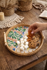 Plateau de service en rotin design avec incrustations de nacre, idéal pour les occasions spéciales, les services festifs et les cadeaux, provenant d'Inde. - Product Image 6
