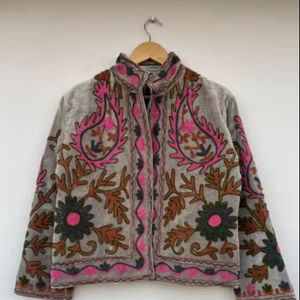Chaqueta estilo vintage Suzani, chaqueta de invierno hecha a mano con bordado floral Suzani, chaqueta de terciopelo bohemia de invierno. - Product Image 1