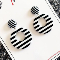 Anting Resin Bergaya Seni Modern Pola Bunga Ramah Lingkungan Perhiasan Buatan Tangan untuk Pernikahan Koleksi Seni Mode