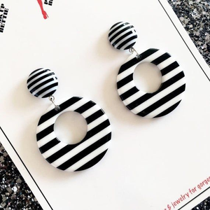 ต่างหูงานฝีมือเรซิ่นทันสมัย ดีไซน์เก๋ ประดับด้วยลายดอกไม้และรูปแบบโมเดล แฟชั่นล้ำสมัย - Product Image 4